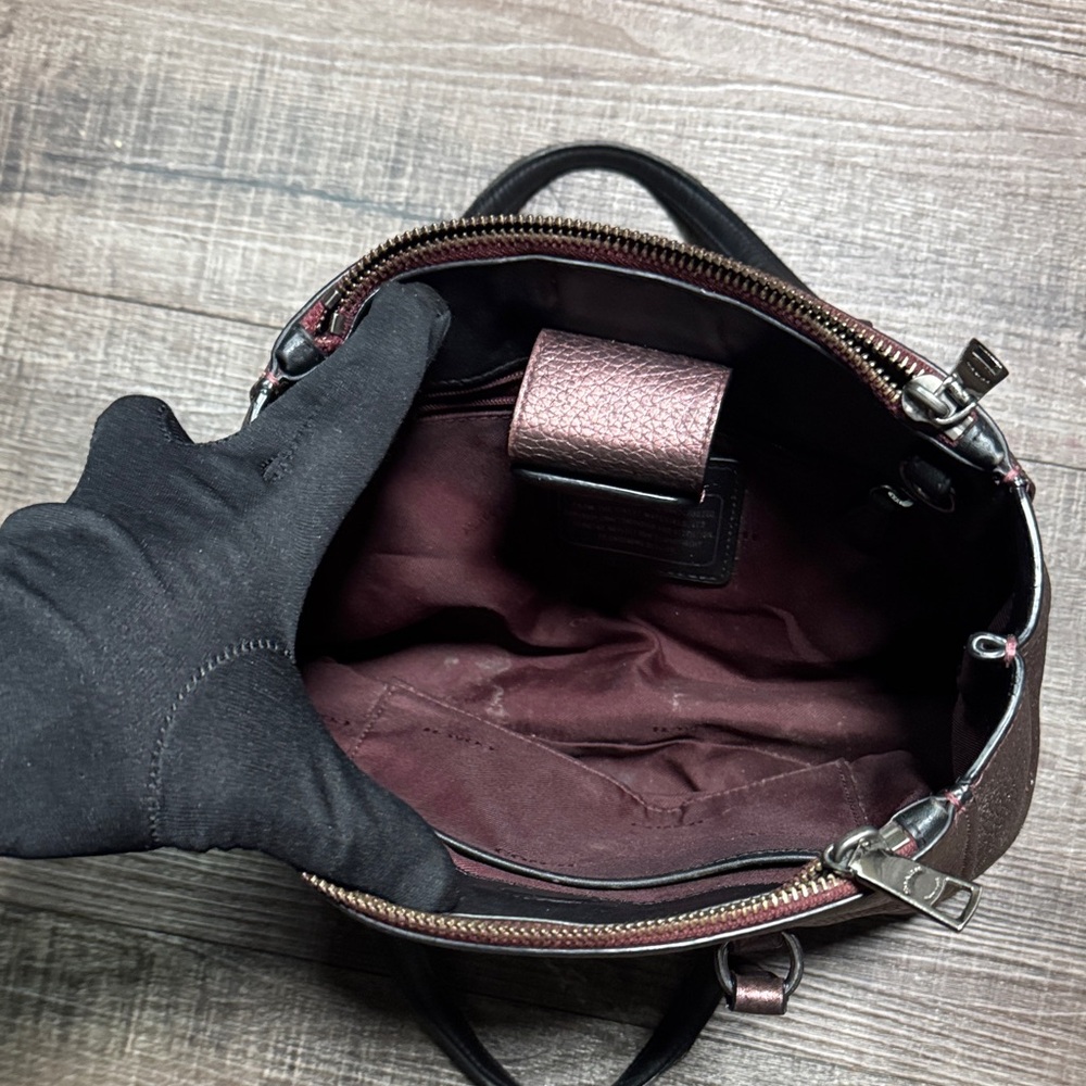 Coach Stanton Carryall 26 in metallic pebbled leather. - Picture 8 of 15